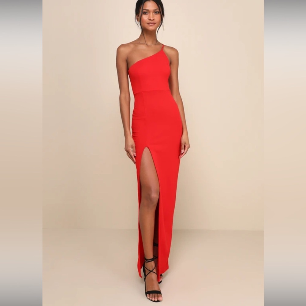 NWOT- Lulus Keeper of my Heart. Red one-shoulder maxi dress. 🔥🔥